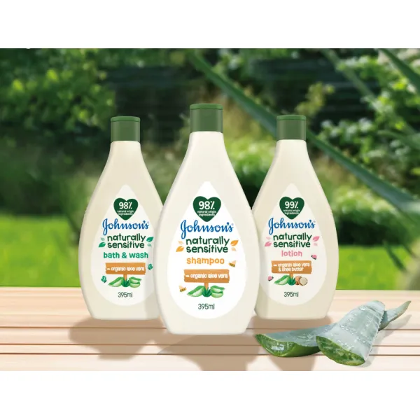 Johnson's Baby Spuma de baie Naturally Sensitive 395ml - image 3