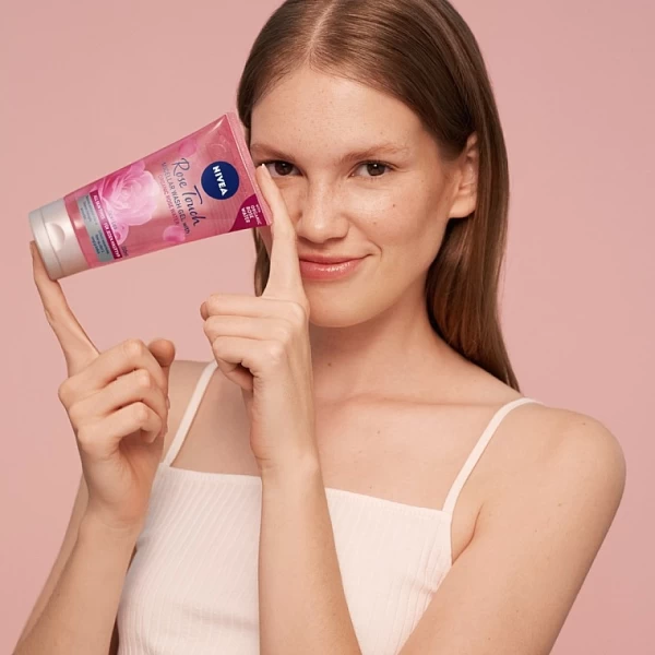 Nivea Gel de Curatare Rose Touch cu apa Trandafir 150 ml - image 3